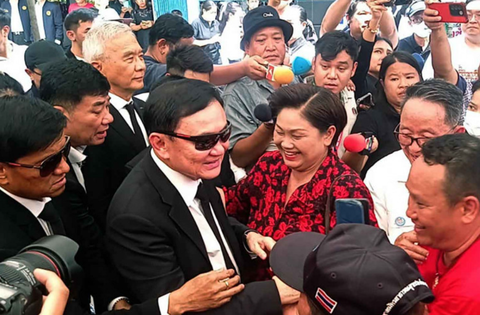 NÓNG: Cựu thủ tướng Thái Lan Thaksin bị truy tố tội xúc phạm hoàng gia- Ảnh 1. Cựu thủ tướng Thái Lan Thaksin Shinawatra được chào đón tại tỉnh Nakhon Ratchasima hôm 25-5 - Ảnh: PRASIT TANGPRASERT