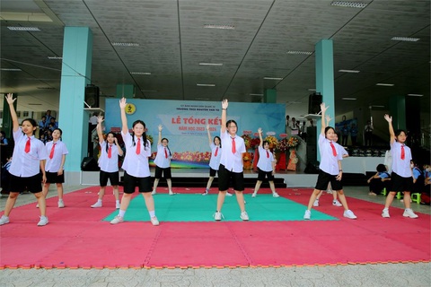 Trường THCS 'hot' nhất quận 10 tăng độ khó tuyển sinh vào lớp 6- Ảnh 1. Học sinh Trường THCS Nguyễn Văn Tố trong một hoạt động tổng kết năm học 2023-2024 - Ảnh: NVT