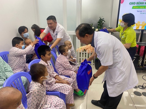 Tiến sĩ, bác sĩ Đặng Huy Quốc Thịnh, phó giám đốc Bệnh viện Ung bướu TP.HCM trao quà cho các bệnh nhi ung thư - Ảnh: BÌNH MINH Tiến sĩ, bác sĩ Đặng Huy Quốc Thịnh, phó giám đốc Bệnh viện Ung bướu TP.HCM trao quà cho các bệnh nhi ung thư - Ảnh: BÌNH MINH