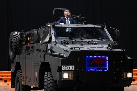 Trợ lý Bộ trưởng Bộ Quốc phòng Úc Matt Thistlethwaite thử xe thiết giáp kiểm Bushmaster chạy bằng điện - Ảnh: 9News Trợ lý Bộ trưởng Bộ Quốc phòng Úc Matt Thistlethwaite thử xe thiết giáp Bushmaster chạy bằng điện - Ảnh: 9News