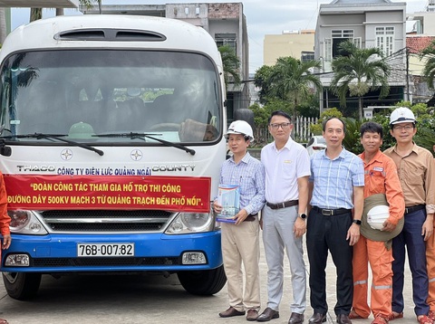 Điện lực miền Trung 'chia lửa' trên công trình trọng điểm- Ảnh 4. Đội xung kích thuộc Công ty Điện lực Quảng Ngãi làm lễ xuất quân sáng 29-5