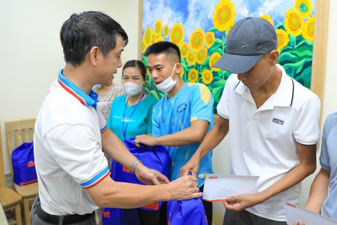 Đại diện báo Tuổi Trẻ, trao tặng quà Ước mơ của Thúy cho bệnh nhi tại Bệnh viện Nhi trung ương - ẢNH: DANH KHANG Đại diện báo Tuổi Trẻ trao tặng quà Ước mơ của Thúy cho bệnh nhi tại Bệnh viện Nhi trung ương - Ảnh: DANH KHANG