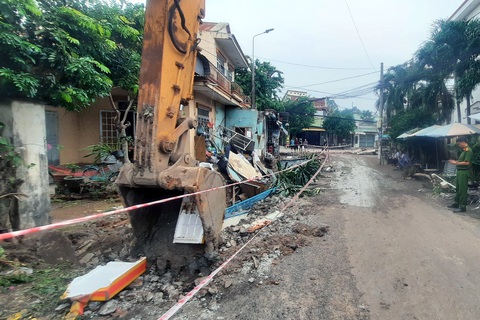 Nguyên nhân vụ hàng rào cạnh công trình đổ sập đè cụ bà bị thương- Ảnh 1. Hàng rào cạnh công trình mương thoát nước đổ sập khiến cụ bà bị thương nặng - Ảnh: NGUYÊN HƯNG