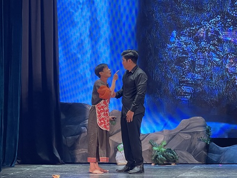 Tuấn Dũng quăng 'miếng hài' nhiệt tình trong kịch ma Suối linh hồn- Ảnh 4. Càng về cuối, vở kịch càng gay cấn, cuốn hút khán giả với những tình tiết bất ngờ được mở ra.