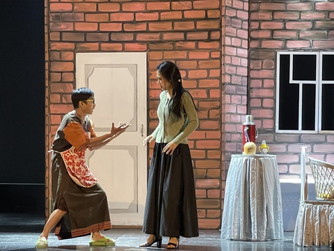 Tuấn Dũng quăng 'miếng hài' nhiệt tình trong kịch ma Suối linh hồn- Ảnh 2. Các mảng miếng hài cũng được tiết chế và gắn nhiều với mạch kịch, làm vở vừa hồi hộp lại vừa thư giãn.