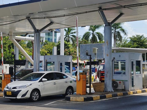 ACV thông tin thu phí không dừng ở 5 sân bay- Ảnh 1. Trưa 3-5, trạm thu phí sân bay Tân Sơn Nhất chủ yếu vẫn thu phí tiền mặt với chủ ô tô ra vào sân bay. Dự kiến ngày 5-5 ACV sẽ triển khai 2 làn xe thu phí không dừng ở Tân Sơn Nhất - Ảnh: CÔNG TRUNG