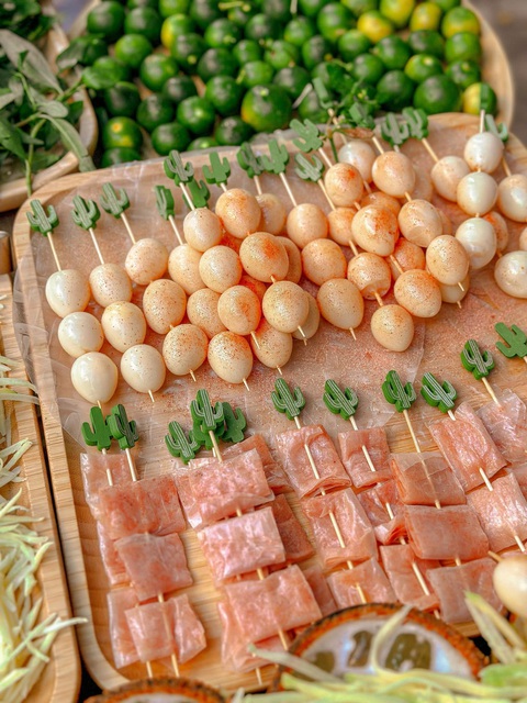 Trà bánh tráng trộn, sự kết hợp 'điên rồ' mặn và ngọt: Ẩm thực giờ biến chứng kinh dị quá?- Ảnh 2. Trứng cút, bánh tráng, xoài bào là những topping của trà bánh tráng trộn - Ảnh: TRIẾT NGUYỄN