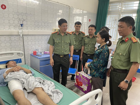 Bắt người đàn ông dùng dao đâm trọng thương một thiếu tá công an- Ảnh 2. Đại tá Đỗ Thanh Bình - giám đốc Công an tỉnh Hòa Bình - đến thăm hỏi, động viên thiếu tá công an bị thương khi làm nhiệm vụ - Ảnh: Công an cung cấp