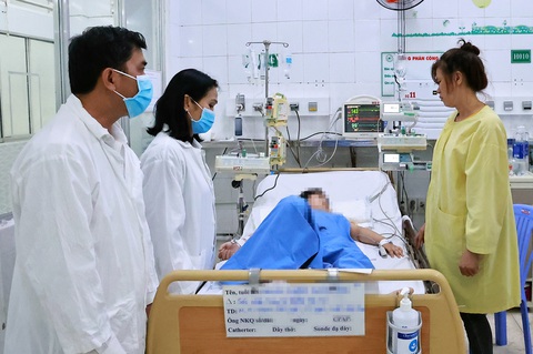 Vụ ngộ độc sau ăn bánh mì: Số bệnh nhân tăng lên 482 ca- Ảnh 2. Lãnh đạo Thành ủy, UBND TP Long Khánh thăm hỏi sức khỏe những bệnh nhi nặng sau khi ăn bánh mì thịt, đang điều trị tại Bệnh viện Nhi đồng Đồng Nai - Ảnh: L.K.