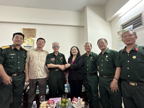 Chủ tịch HĐND TP.HCM Nguyễn Thị Lệ thăm chiến sĩ Điện Biên- Ảnh 2. Đoàn đại biểu trò chuyện với cụ Nguyễn Đình Xường - Ảnh: MTTQ