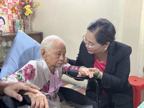 Chủ tịch HĐND TP.HCM Nguyễn Thị Lệ thăm chiến sĩ Điện Biên- Ảnh 1. Chủ tịch HĐND TP.HCM Nguyễn Thị Lệ thăm cụ Phạm Thị Sinh, dân công hỏa tuyến trong chiến dịch Điện Biên Phủ - Ảnh: MTTQ