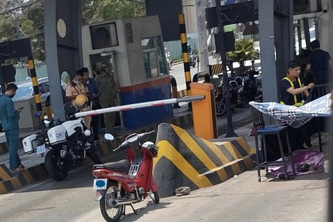 Trạm thu phí xa lộ Hà Nội: Barie không mở, nhân viên kiểm tra thì bị container cán chết- Ảnh 2. Lực lượng chức năng có mặt tại trạm thu phí - Ảnh: CTV