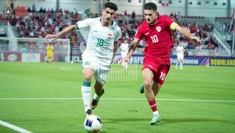 Shin Tae Yong bối rối vì sai lầm của sao nhập tịch U23 Indonesia- Ảnh 1. Ngôi sao được kỳ vọng Justin Hubner (phải) mắc sai lầm dẫn đến thất bại của U23 Indonesia - Ảnh:PSSI