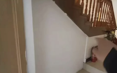 Nơi cho thuê phòng trọ có bồn cầu đặt sát chỗ ngủ- Ảnh 2. Phía bên ngoài của