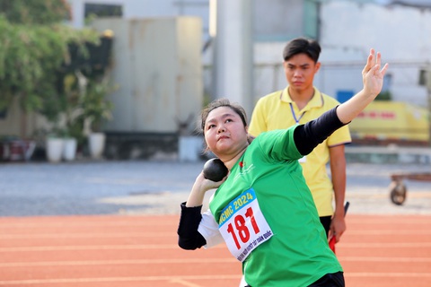 Thể thao người khuyết tật: Niềm vui cho những mảnh đời kém may mắn- Ảnh 1. VĐV người khuyết tật tham dự nội dung đẩy tạ - Ảnh: ĐỨC KHUÊ