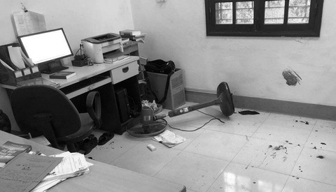 Phó chánh án tòa huyện bị đâm trọng thương tại phòng làm việc- Ảnh 1. Sau sự việc phó chánh án bị đâm, phòng làm việc của người này khá ngổn ngang và có nhiều vết máu - Ảnh: H.T.
