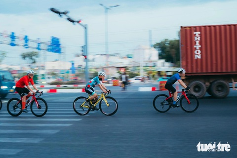 Thú chơi đạp xe ngày càng được nhiều người dân yêu thích. Tuy nhiên một bộ phận người chơi xe đạp thiếu văn minh khi tham gia lưu thông - Ảnh: THANH HIỆP Một nhóm cua rơ đạp xe vào làn dành cho ô tô trên đường Phạm Văn Đồng vào sáng sớm 3-5 - Ảnh: THANH HIỆP