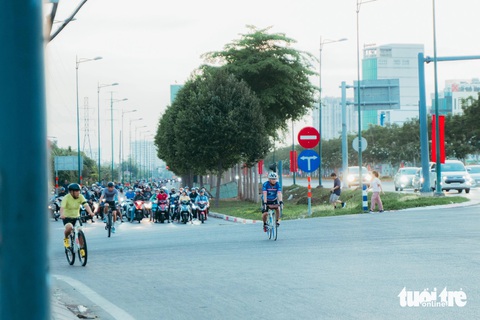 Dù nắng hay mưa, cua rơ phong trào dàn hàng ngang vì Cua rơ ngang nhiên vượt đèn đỏ trên đường Phạm Văn Đồng sáng 3-5 - Ảnh: THANH HIỆP