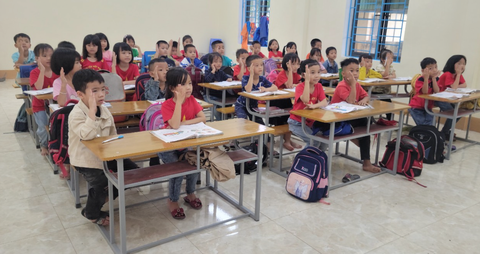 Vụ phản đối sáp nhập trường: Tất cả học sinh đã đến lớp- Ảnh 1. Học sinh đến lớp Trường tiểu học Ngọc Sơn, huyện Thanh Chương, Nghệ An - Ảnh: DOÃN HÒA