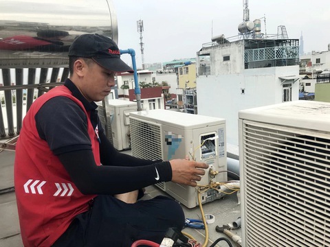 Ngày nắng nóng, sử dụng máy lạnh nhiều là nguyên nhân khiến tiền điện có thể tăng cao. Trong ảnh: thợ lắp máy lạnh mới cho một hộ dân trên đường Phan Văn Trị, quận Bình Thạnh - Ảnh: Q.KHẢI Ngày nắng nóng, sử dụng máy lạnh nhiều là nguyên nhân khiến tiền điện có thể tăng cao. Trong ảnh: thợ lắp máy lạnh mới cho một hộ dân trên đường Phan Văn Trị, quận Bình Thạnh - Ảnh: Q.KHẢI