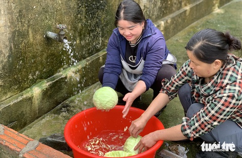 Thầy giáo lên núi tìm nguồn nước sinh hoạt cho học sinh- Ảnh 2. Do thiếu nguồn nước sinh hoạt, nên nước dẫn từ khu vực núi Pù Luốc về chỉ đủ phục vụ nấu ăn bán trú cho học sinh Trường phổ thông dân tộc bán trú - THCS Trung Lý - Ảnh: HÀ ĐỒNG