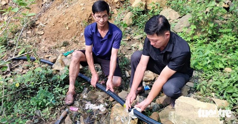 Thầy giáo lên núi tìm nguồn nước sinh hoạt cho học sinh- Ảnh 3. Thầy giáo Trường phổ thông dân tộc bán trú - THCS Trung Lý xử lý đoạn ống nước bị hỏng - Ảnh: HÀ ĐỒNG