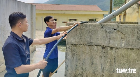 Thầy giáo lên núi tìm nguồn nước sinh hoạt cho học sinh- Ảnh 4. Nước sinh hoạt lấy từ khu vực núi Pù Luốc, dẫn về bể chứa tại ký túc xá Trường phổ thông dân tộc bán trú - THCS Trung Lý - Ảnh: HÀ ĐỒNG