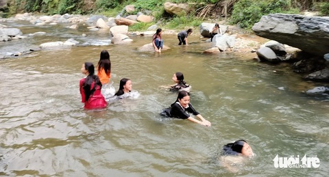 Thầy giáo lên núi tìm nguồn nước sinh hoạt cho học sinh- Ảnh 5. Học sinh Trường phổ thông dân tộc bán trú - THCS Trung Lý thường xuyên phải ra suối tắm vì trong ký túc xá thiếu nước sinh hoạt - Ảnh: HÀ ĐỒNG