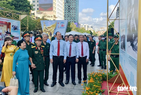Lãnh đạo TP.HCM tham quan triển lãm về chiến thắng lịch sử Điện Biên Phủ - Ảnh: HOÀI PHƯƠNG Lãnh đạo TP.HCM tham quan triển lãm về chiến thắng lịch sử Điện Biên Phủ - Ảnh: HOÀI PHƯƠNG