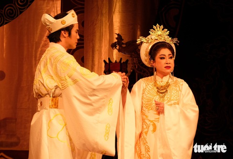 Nghệ sĩ Thoại Mỹ (phải, vai Thần phị Nguyễn Thị Anh) và Võ Minh Lâm (vai Lê Tư Thành) trong vở Đêm trước ngày hoàng đạo - Ảnh: LINH ĐOAN Nghệ sĩ Thoại Mỹ (phải, vai Thần phi Nguyễn Thị Anh) và Võ Minh Lâm (vai Lê Tư Thành) trong vở Đêm trước ngày hoàng đạo - Ảnh: LINH ĐOAN