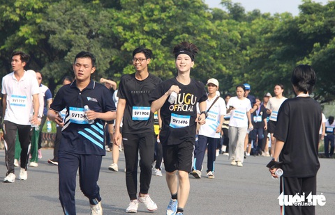 Lập hội nhóm chạy bộ rồi cũng tan rã vì... bận nhậu- Ảnh 1. Có không ít bạn trẻ đang ngày ngày theo đuổi bộ môn chạy bộ - Ảnh minh họa: TRIỆU VÂN