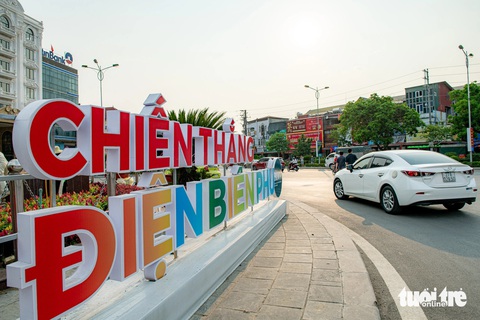 Thành phố Điện Biên Phủ rực cờ hoa trước thềm đại lễ 7-5- Ảnh 3. Các nút giao được trang trí bằng các khẩu hiệu chào mừng và hoa