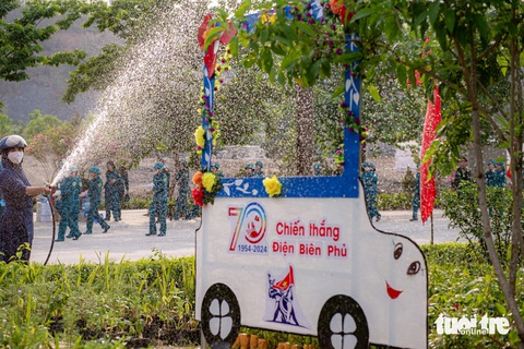 Thành phố Điện Biên Phủ rực cờ hoa trước thềm đại lễ 7-5- Ảnh 4. Nhiều công nhân trang chí đô thị gấp rút tiến hành phần trang trí tiểu cảnh tại đường 7-5