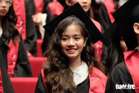 Công nhận văn bằng do nước ngoài cấp qua thủ tục trực tuyến- Ảnh 1. Sinh viên Trường đại học Ngoại thương dự lễ trao bằng tốt nghiệp đợt 1 năm 2024 - Ảnh: NGUYÊN BẢO
