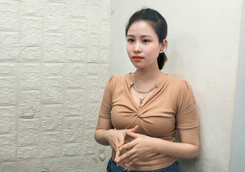 Chị Vân Anh chia sẻ về khó khăn khi tăng lương cho nhân viên - Ảnh: PHẠM UYÊN Chị Vân Anh chia sẻ về khó khăn khi tăng lương cho nhân viên - Ảnh: PHẠM UYÊN