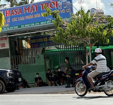 Công an tỉnh Bình Thuận khám xét Công ty phân bón Hasa Mặt Trời- Ảnh 1. Các lực lượng chức năng của Công an tỉnh Bình Thuận đang có mặt tại trụ sở Công ty TNHH Hasa Mặt Trời, huyện Hàm Tân - Ảnh: CTV