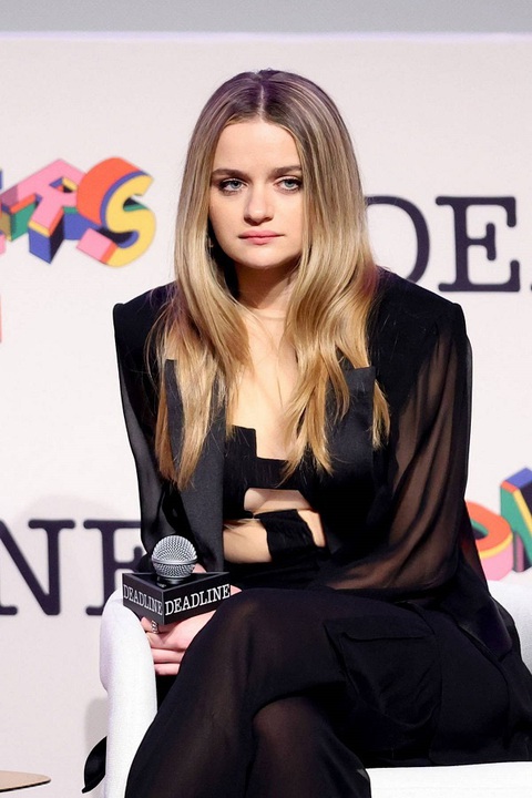 Eileen Gu và Joey King khoe sắc vóc 'vạn người mê' trong thiết kế của Công Trí- Ảnh 12. Tuy sở hữu gương mặt tựa nữ sinh, thế nhưng những đường cong quyến rũ của Joey King vẫn khó có thể giấu kín qua lớp vải vóc mỏng tang.