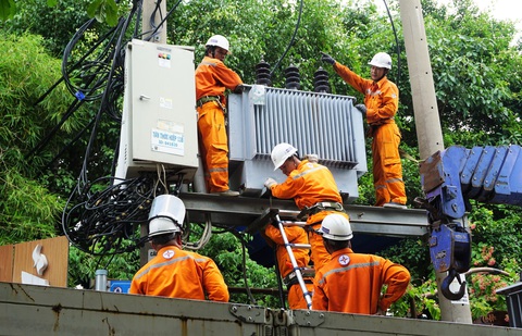 TP.HCM: 1,8 triệu gia đình dùng điện từ bậc 4 trở lên, tiền điện tháng 4 tăng cao- Ảnh 1. Do tiêu thụ điện tăng cao, nhiều người dân sẽ rơi vào bậc thang giá điện cao, từ bậc 4-5-6 - Ảnh: EVNHCMC