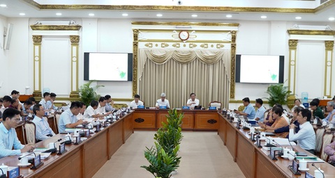 TP.HCM nên phát triển kinh tế biển chứ không phải đô thị biển- Ảnh 1. Thường trực UBND TP.HCM nghe báo cáo quy hoạch TP.HCM - Ảnh: T.V.