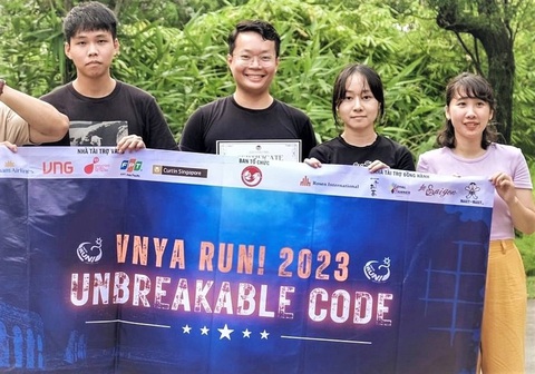 Tôi luôn muốn vươn lên và trở về để góp sức- Ảnh 1. Nguyễn Duy Anh (thứ hai, từ trái qua) hiện đang là nghiên cứu sinh tiến sĩ ngành trí tuệ nhân tạo tại Trường ĐH Công nghệ Nanyang (Singapore) - Ảnh: NVCC