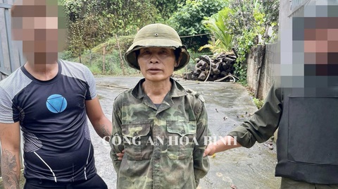 Bắt người đàn ông dùng dao đâm trọng thương một thiếu tá công an- Ảnh 1. Công an bắt giữ nghi phạm Khượp - Ảnh: Công an cung cấp