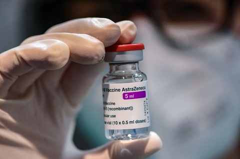 Nhiều gia đình bỏ kiện vắc xin AstraZeneca vì... khó thắng- Ảnh 1. Nhiều gia đình các nạn nhân bị ảnh hưởng sau khi tiêm vắc xin COVID-19 đã từ bỏ việc kiện AstraZeneca - Ảnh: AFP