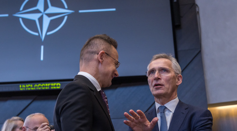 Hungary phản đối NATO tài trợ 100 tỉ euro cho Ukraine- Ảnh 1. Tổng thư ký NATO Jens Stoltenberg (phải) nói chuyện với Ngoại trưởng Hungary Peter Szijjarto ngày 3-4 tại Brussels, Bỉ - Ảnh: RT