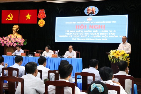 TP.HCM: Cử tri Bình Tân kiến nghị có giải pháp quản lý công viên lớn nhất quận- Ảnh 2. Đại biểu quốc hội phát biểu trả lời và ghi nhận những kiến nghị của cử tri - Ảnh: CẨM NƯƠNG