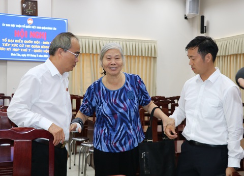 TP.HCM: Cử tri Bình Tân kiến nghị có giải pháp quản lý công viên lớn nhất quận- Ảnh 1. Đại biểu quốc hội và lãnh đạo quận trò chuyện cùng cử tri - Ảnh: CẨM NƯƠNG