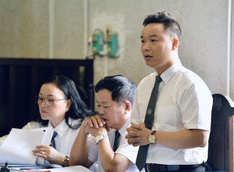 Vụ mẹ nữ sinh giao gà: Khi người tố cáo nói lương tâm bị cắn rứt- Ảnh 3. Các luật sư bào chữa cho bà Hiền trình bày quan điểm - Ảnh: DANH TRỌNG