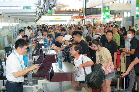 Bộ Giao thông vận tải yêu cầu kiểm tra giá vé máy bay tăng cao- Ảnh 1. Hành khách làm thủ tục đi máy bay tại sân bay Nội Bài trong dịp nghỉ lễ 30-4 và 1-5 - Ảnh: NIA