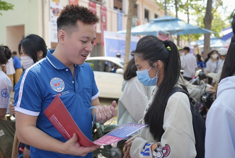 Học bạ dưới 5 điểm/môn cũng trúng tuyển đại học- Ảnh 1. Nhân viên Trường đại học Kinh tế - kỹ thuật Bình Dương trong một hoạt động tư vấn tuyển sinh năm 2024. Điểm chuẩn học bạ của trường thấp nhất 15 điểm - Ảnh: N.T.