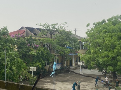 Lốc xoáy tàn phá một trường tiểu học ở Huế, buộc học sinh nghỉ học- Ảnh 1. Trường tiểu học Phú Lương 1 (huyện Phú Vang, tỉnh Thừa Thiên Huế) bị lốc xoáy tàn phá, buộc học sinh nghỉ học - Ảnh: Phòng GD&ĐT huyện Phú Vang