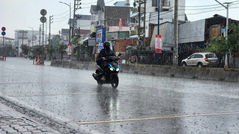 15h chiều nay, TP.HCM đã mưa to tại Hóc Môn, Thủ Đức- Ảnh 1. Huyện Hóc Môn, TP.HCM xuất hiện mưa to lúc 15h chiều 3-5 - Ảnh: NGỌC KHẢI